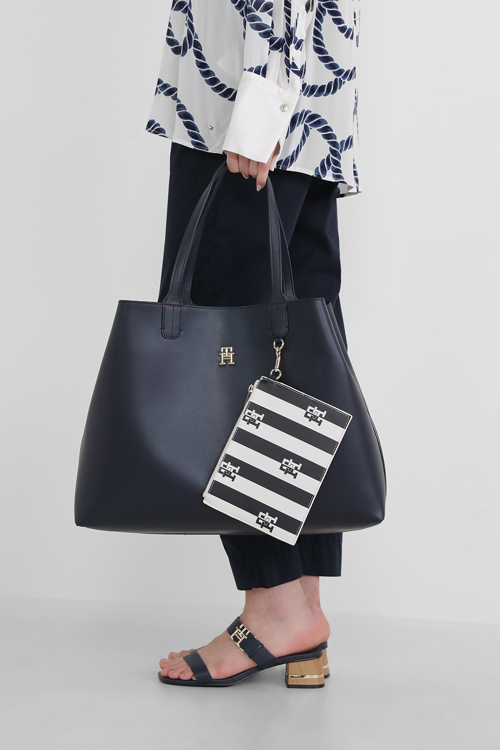 תמונת כל הלוק של תיק נשיאה סטרייפ